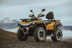 All-Terrain-Fahrzeug Guardian 500 mit großem Sitz, Rückspiegeln und robusten Reifen vor Bergen
